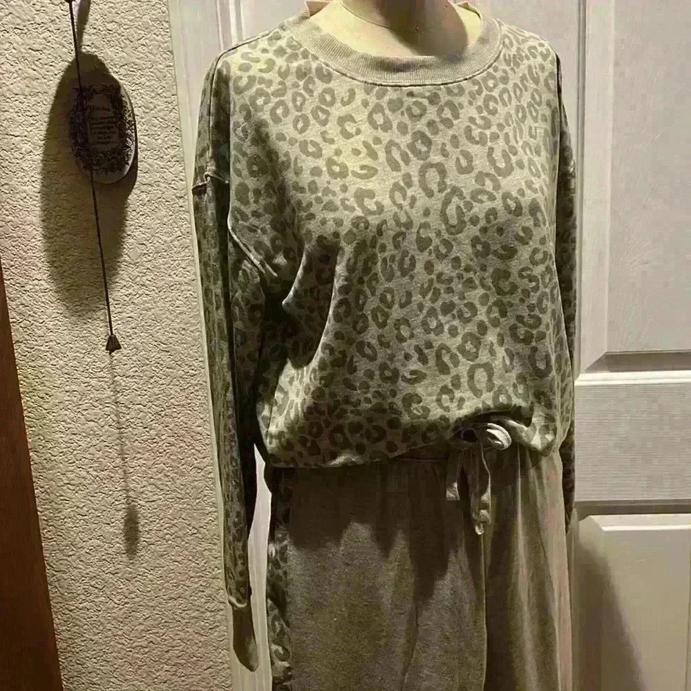Splendid Leopard Print Jogger Set, Size S - Picture 3 of 9